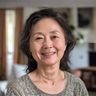 用户妈妈级用户张阿姨的头像，中年女性温和笑容，背景为家庭客厅