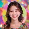 用户综艺控小美的头像，年轻女性笑容灿烂，背景为彩色装饰