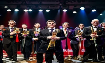91视频网站内容创作者大赛颁奖典礼现场，获奖创作者手持奖杯在舞台上接受表彰